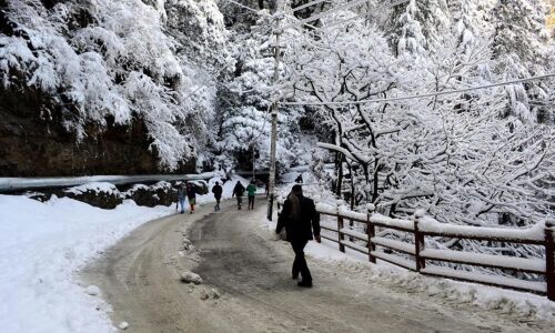 Manali, Dalhousie wrapped in white blanket