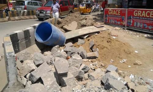 Murgi Chowk works holding up traffic