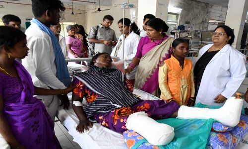 Nannapaneni visits woman attacked by hubby