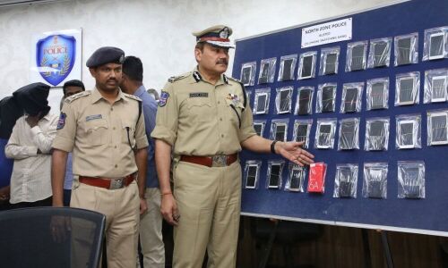 Mobile phone theft gang busted, 8 arrested