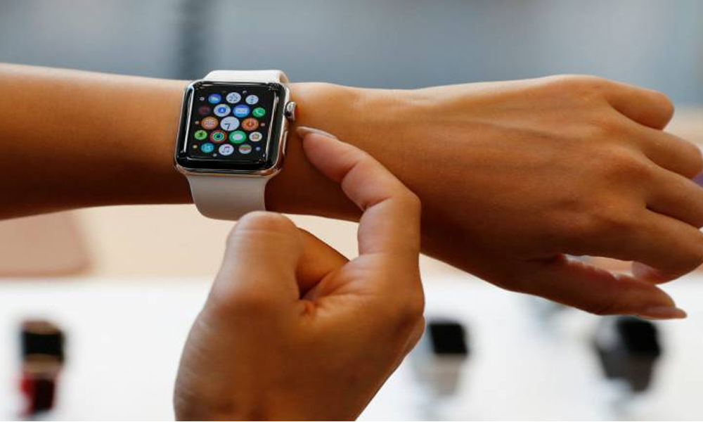 Apple Watch detects irregular heart beat in large: Study