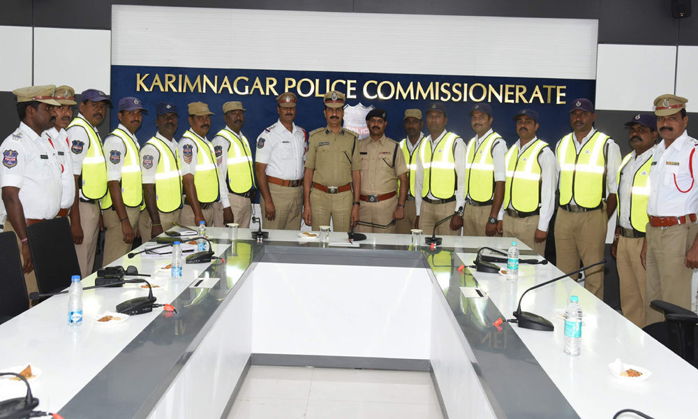 Cool-jackets distributed to traffic police