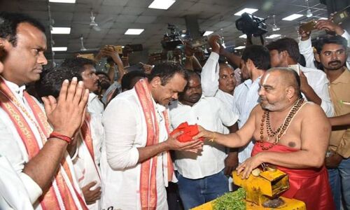Komati Sr visits Yadadri, launches poll campaign