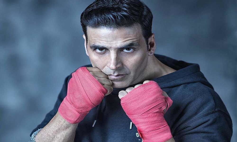 Akshay defeated by woman officer in mock fight