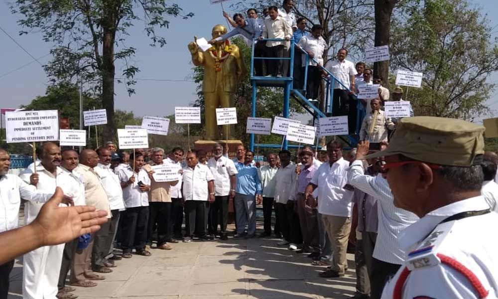 Retired staff stage dharna at HMT gate