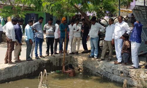 Nala cleaning works inspected by MLA Arekapudi Gandhi