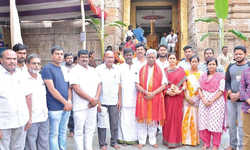 Ex-EndowmentsMinister of AP visits Lord Rama temple