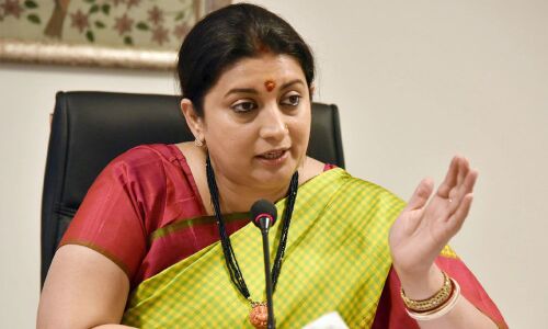 Priyanka Gandhi insulted Lal Bahadur Shastri: Smriti Irani