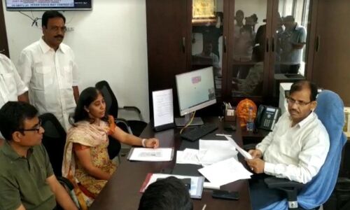 YS Vivekananda Reddys daughter Sunitha meets Dwivedi