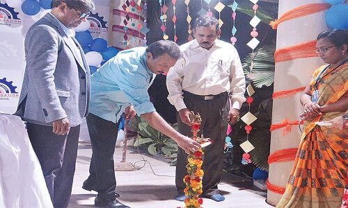 SRK celebrates 12th anniversary