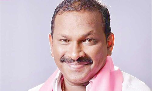 TRS retains Dayakar; nominates Kavitha