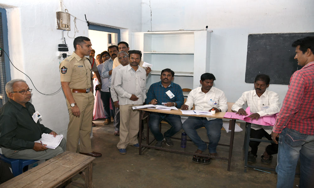 SP Vishal Gunni visits polling stations