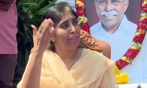 YS Vivekananda Reddy daughter meets CEC