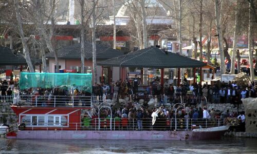 Almost 100 dead as Iraq ferry sinks on spring holiday trip Almost 100 dead as Iraq ferry sinks on spring holiday trip