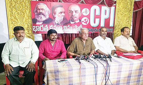 Narayana slams TDP, YSRCP for politicising YS Vivekas murder