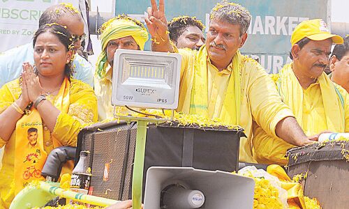 Kesineni, Potluri file nominations for Vijayawada LS