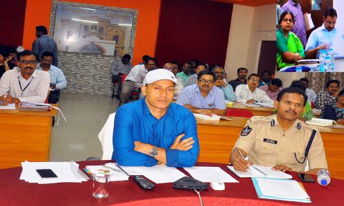 2 cr cash, 30 kg gold seized