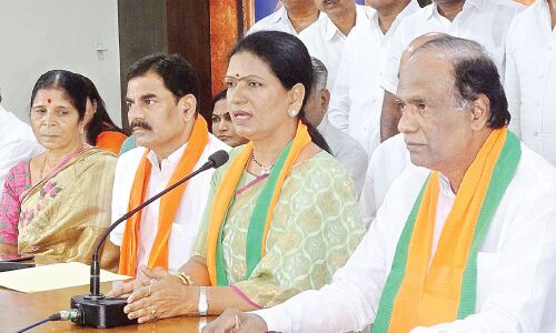 Aruna accuses Cong leaders of match-fixing with TRS