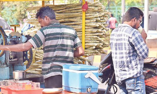 Sales at juice outlets soar with rising mercury