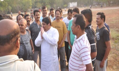 Triangular fight between old horses in new circumstances