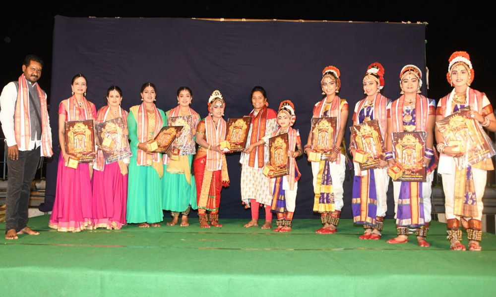 Bangalore dancers perform at Durga temple