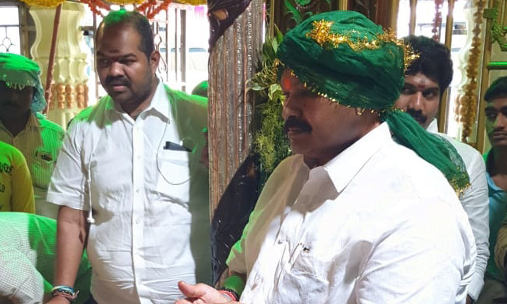 Kanna visits dargah ahead of campaign