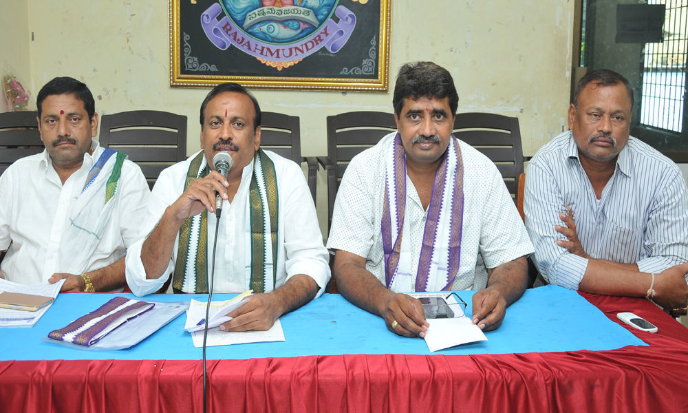 Brahmin body supports YSRCP