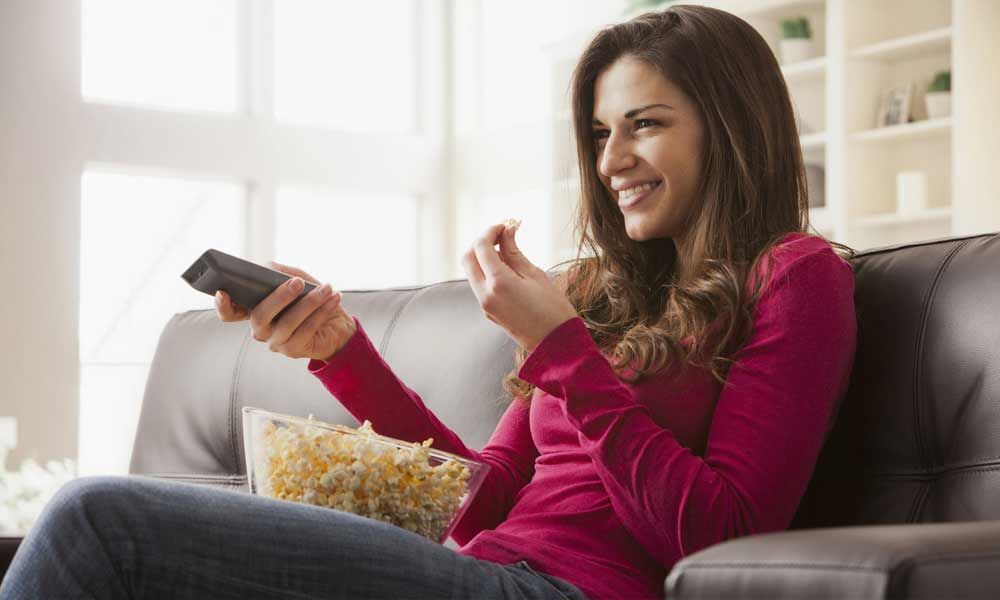 Watching TV while snacking ups heart disease risk in teens