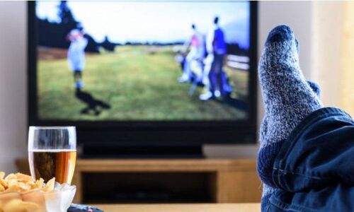 Watching TV while snacking ups heart disease, diabetes risk in teens: Study