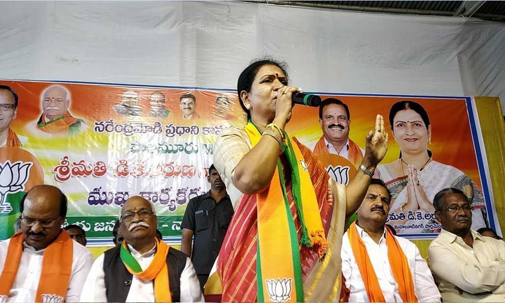Aruna sounds campaign bugle; calls KCR dictator, Congress a dying party