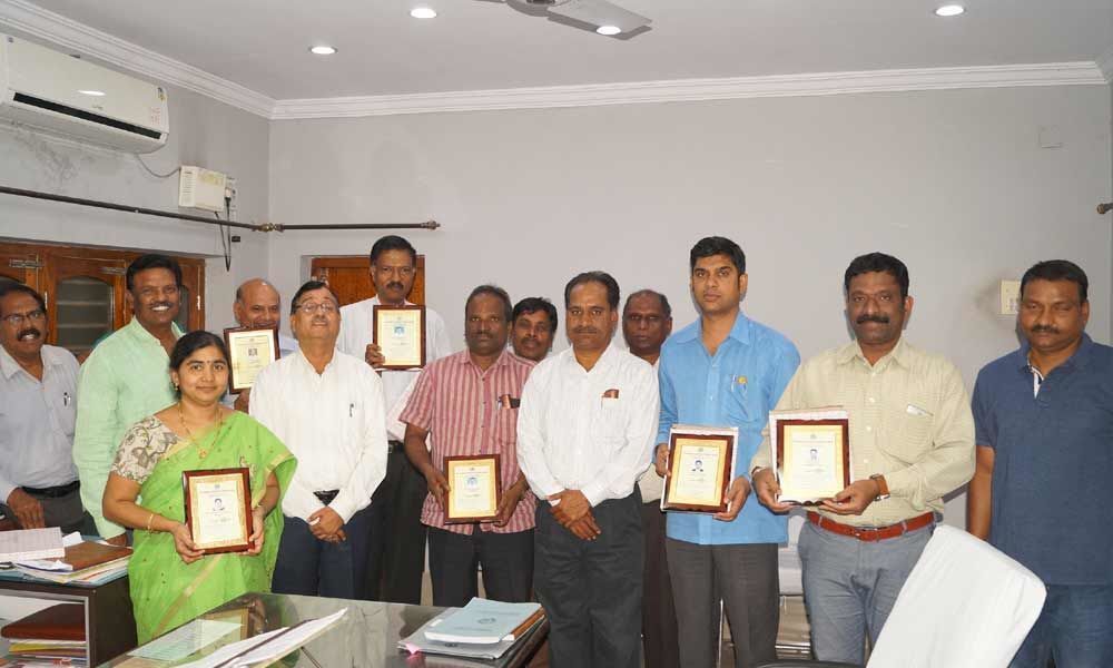 SCCL GM honours staff for helping company reach targets