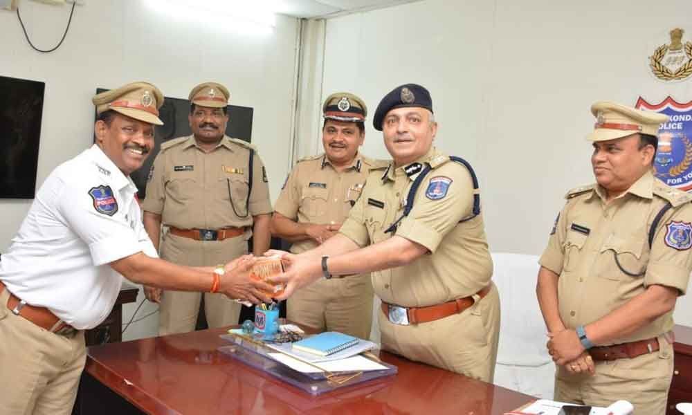 Energy drinks distributed to traffic cops