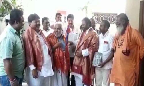 Gaddar extends support to Anjan Kumar Yadav