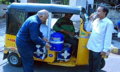Philanthropic auto driver wins hearts