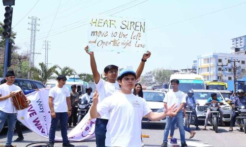 Public urged to give way to ambulance