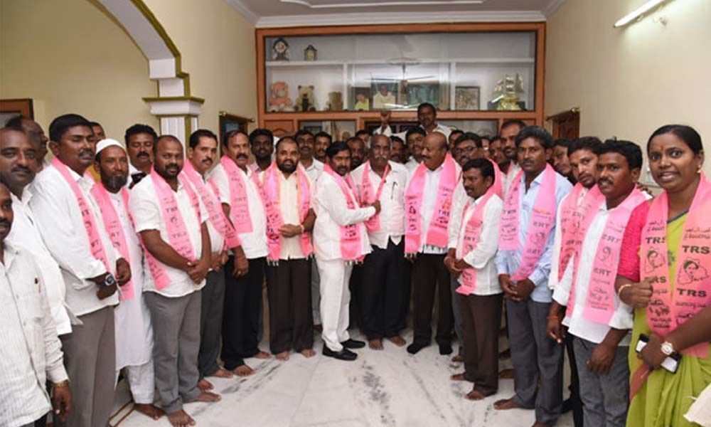 Setback to Congress in Nalgonda as majority of party leaders join TRS