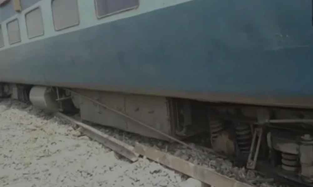 Bihar Train Accident: 13 coaches of Tapti-Ganga express derail in Chhapras Gautam Asthan; 4 injured
