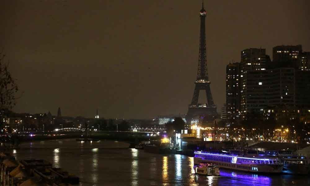Eiffel Tower goes dark for Earth Hour