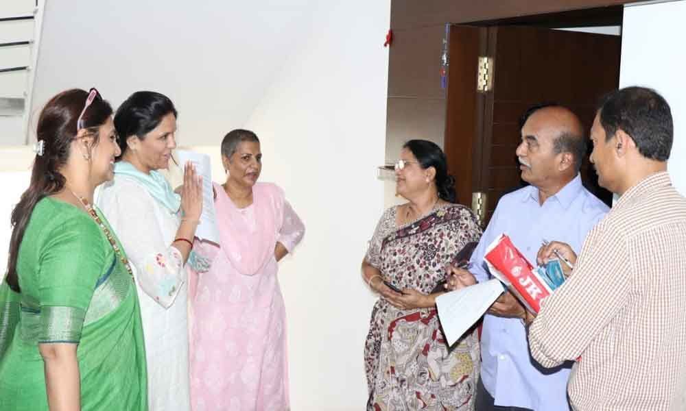 Sangeetha Reddy campaigns for husbund Konda