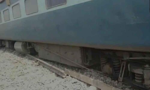 Bihar Train Accident: 13 coaches of Tapti-Ganga express derail in Chhapras Gautam Asthan; 4 injured