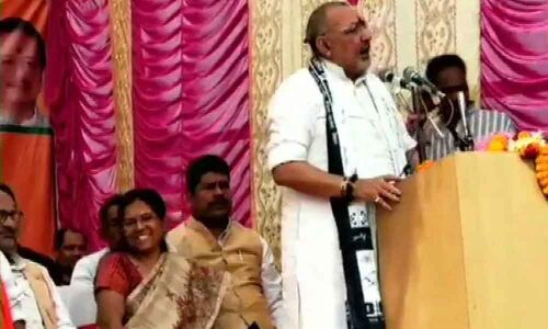 Giriraj Singh shares stage with Muzaffarpur shelter home convict Manju Verma in Begusarai
