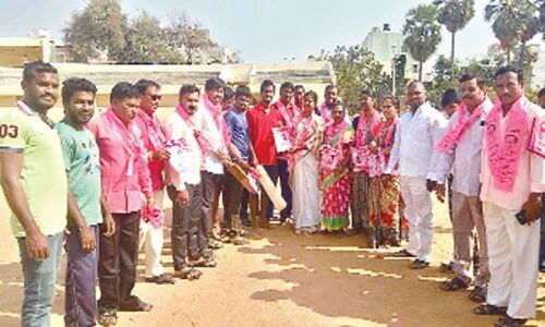Corporator Saraswathi campaigns for Sai Kiran