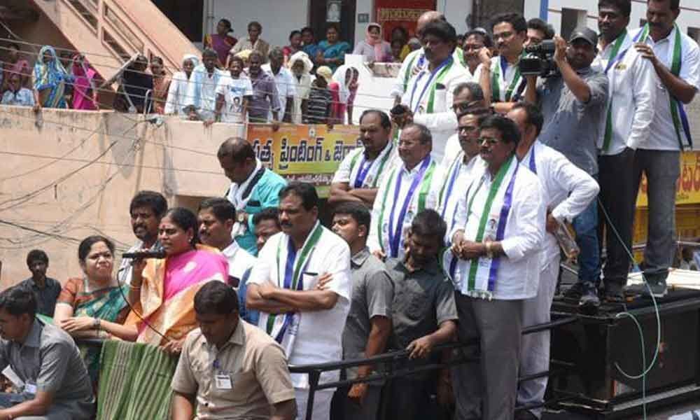 Naidu building barricades with TS, says Vijayamma