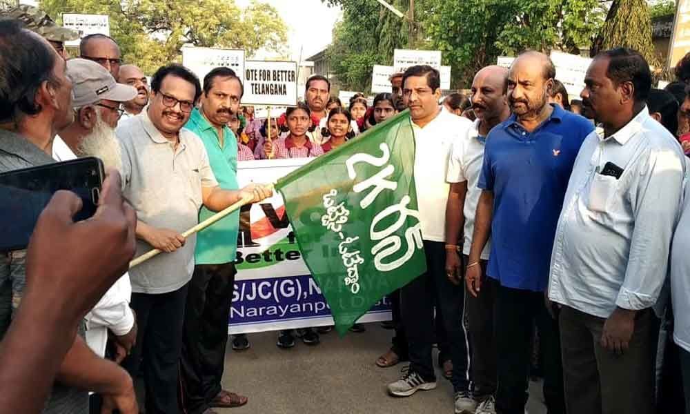 Collector flags off 2K Run for voter awareness in Narayanpet