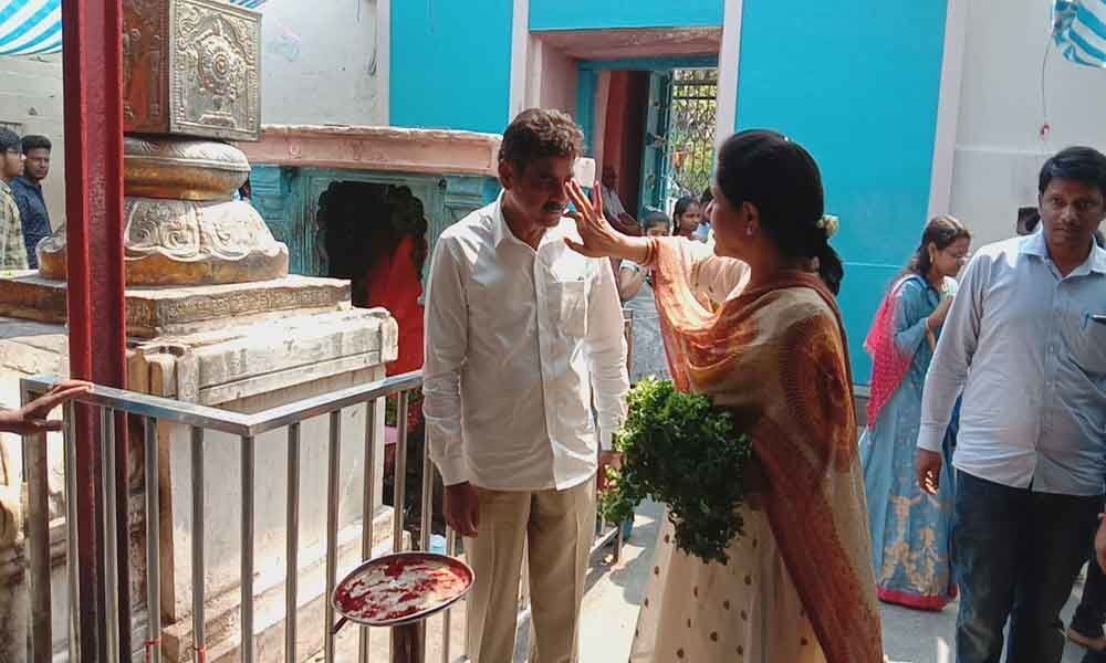 Konda Vishweshwer Reddy prays at Chilkur for divine help