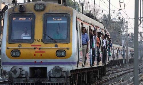 Women fight in Mumbai trains over seats