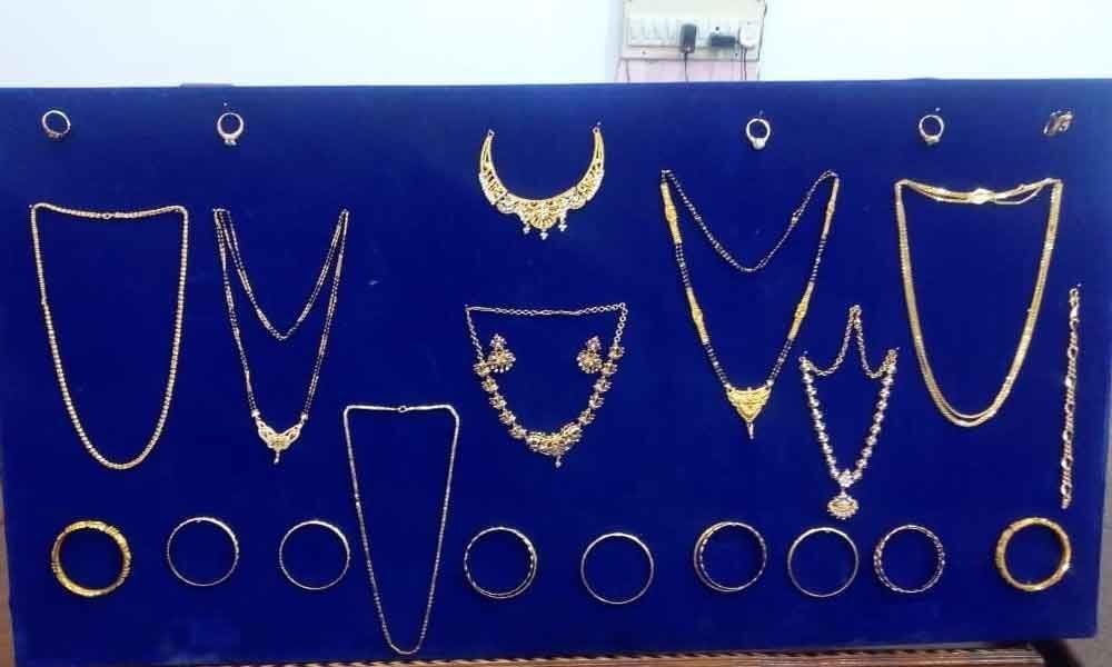 One held, gold worth Rs 20.5 lakh recovered