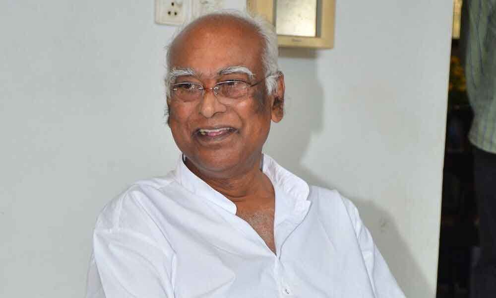 Vignan Rathaiah urges voters to elect his son