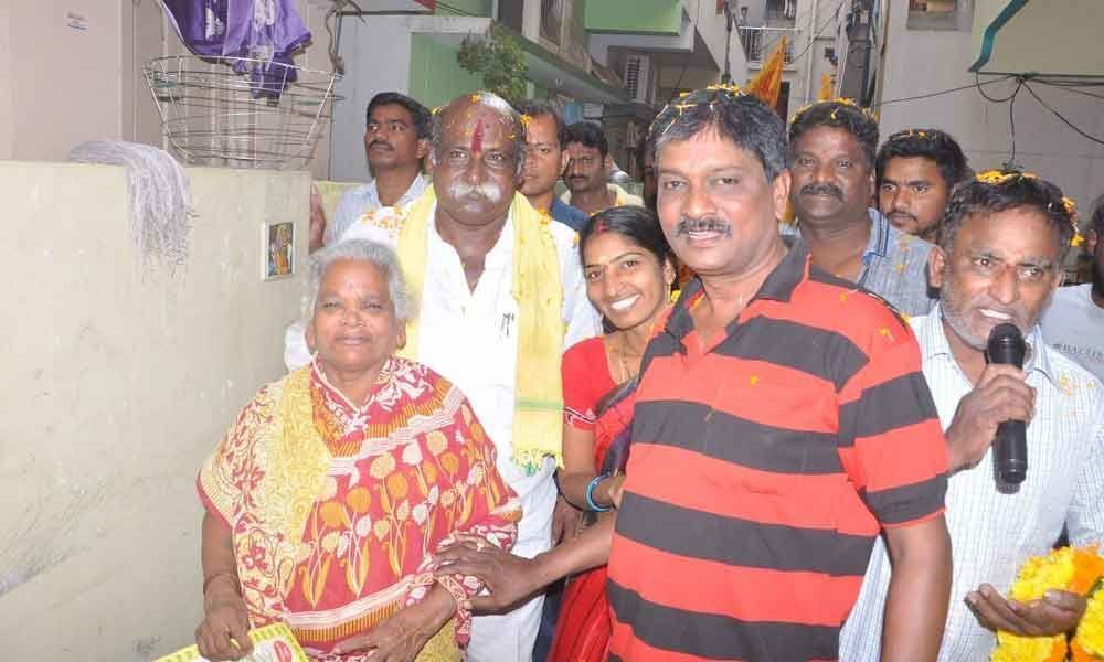 Velagapudi conducts door-to-door campaign in Vizag East