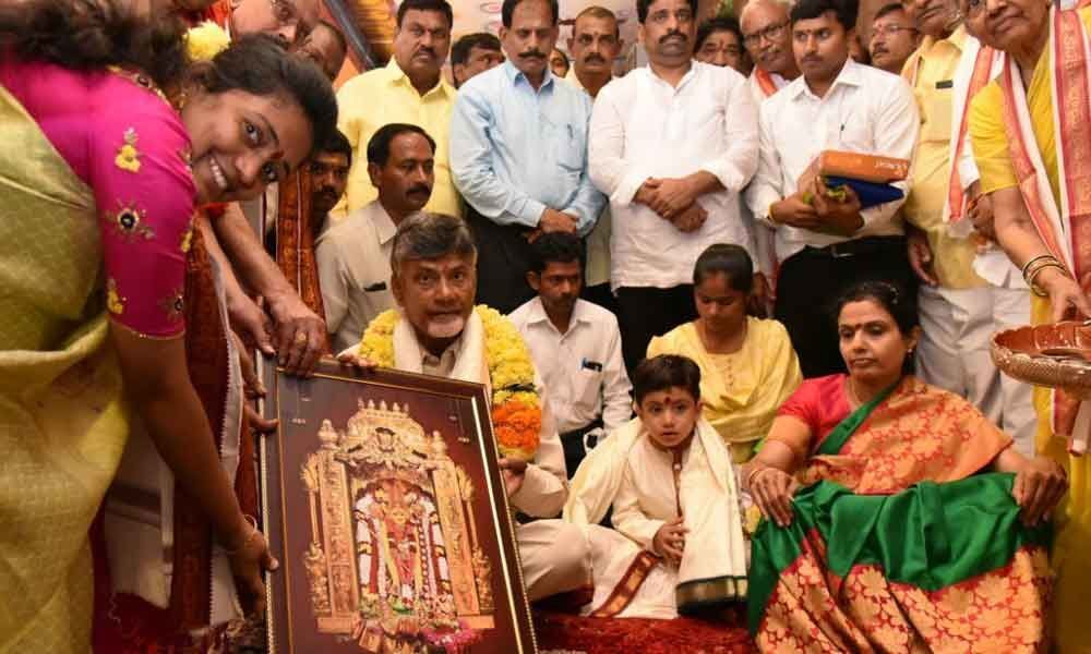 CM worships Goddess Kanakadurga